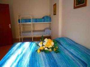 ビビオーネにあるApartment in Bibione 24633の二段ベッドの上に花束