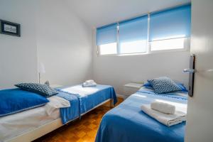una camera con due letti e una finestra di Captain’s Apartment a Zara (Zadar)