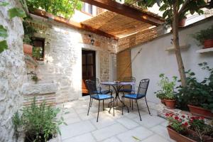 un patio con mesa y sillas en un edificio en Apartment in Porec/Istrien 9914, en Poreč