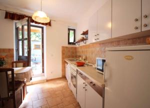 A kitchen or kitchenette at Apartment in Porec/Istrien 9914