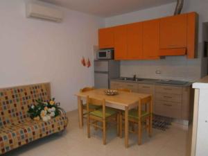 Кухня или кухненски бокс в Apartment in Bibione 24632
