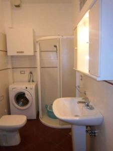ビビオーネにあるApartment in Bibione 24632の小さなバスルーム(トイレ、シンク付)