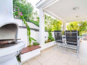 patio z 2 krzesłami i stołem w obiekcie Apartment in Njivice/Insel Krk 13329 w mieście Nijvice