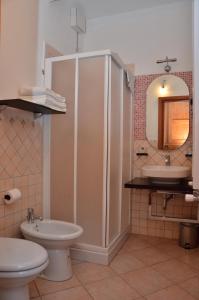 ein Badezimmer mit Dusche, Toilette und Waschbecken in der Unterkunft Domo - Guest-House Il Nespolo Fiorito in Orosei + 45 Fotos