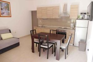 Fotografie z fotogalerie ubytování Two-Bedroom Apartment in Mundanije I v destinaci Mundanije