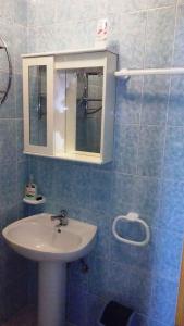 W łazience znajduje się umywalka i lustro. w obiekcie Apartment in Okrug Gornji 6196 w mieście Okrug Donji