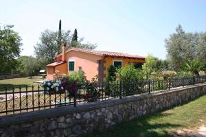 mały dom za kamiennym płotem w obiekcie Holiday home in Rovinj - Istrien 11494 w Rovinj