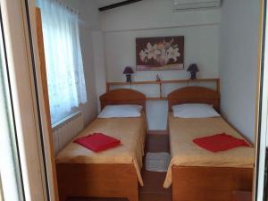 2 Betten in einem kleinen Zimmer mit roten Handtüchern in der Unterkunft Holiday home in Rovinj/Istrien 11494 in Kokuletovica