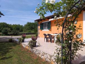 patio ze stołem i krzesłami przed domem w obiekcie Holiday home in Rovinj - Istrien 11494 w Rovinj