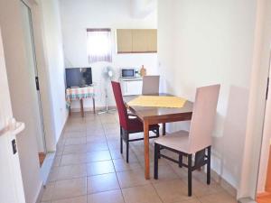 Kuchyňa alebo kuchynka v ubytovaní Apartment in Starigrad-Paklenica 6860