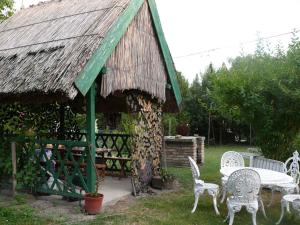 バラトンベレーニにあるHoliday home in Balatonkeresztur 19255の椅子・テーブル・小屋