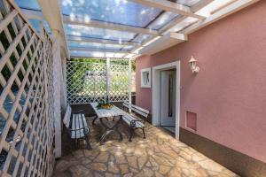 Balkón nebo terasa v ubytování Three-Bedroom Holiday Home in Crikvenica II