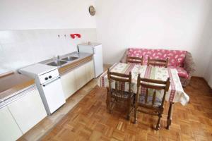 Kuchyňa alebo kuchynka v ubytovaní Apartment in Novi Vinodolski 15435