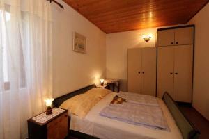 ein kleines Schlafzimmer mit einem Bett und einem Fenster in der Unterkunft Apartment in Silo - Insel Krk 13562 in Šilo