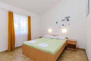 een kleine slaapkamer met een bed en een raam bij Apartment in Crikvenica with One-Bedroom 4 in Crikvenica