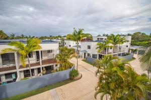 Una vista aérea de un edificio con palmeras. en Grange Resort Hervey Bay, en Hervey Bay