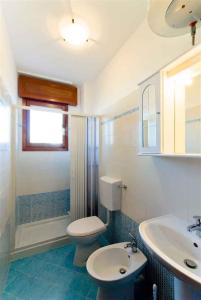 ビビオーネにあるApartments in Bibione 24582のバスルーム(トイレ、洗面台、シャワー付)