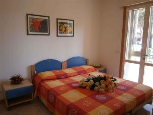 ビビオーネにあるHoliday home in Bibione 24586のベッドルーム1室(花の装飾が施されたベッド1台付)