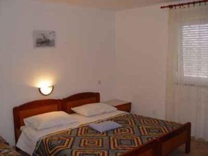 una camera con un letto in una stanza con una finestra di Two-Bedroom Apartment in Pula II a Veruda