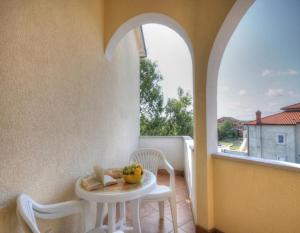 stół z misą owoców na balkonie w obiekcie Apartments Marinko-with pool w mieście Barban