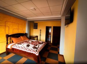 sypialnia z łóżkiem i szachownicą w obiekcie Hostal Real Gala w mieście Copacabana