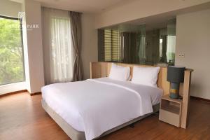 A bed or beds in a room at Mansion Park Hotel & Apartment