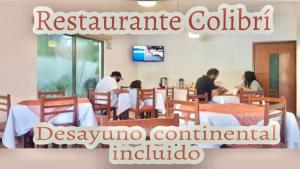 um grupo de pessoas sentadas em mesas em um restaurante em Hotel Real Mercedes em Mérida