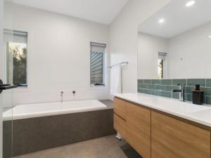 ein Badezimmer mit Badewanne und Waschbecken in der Unterkunft Coastal Luxury in Rye + 11 Fotos