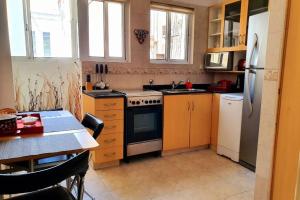 a kitchen with a stove and a table in it at Corazón Porteño in Buenos Aires