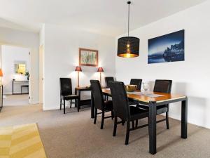 a dining room with a table and chairs at Central Location - 2 Bedroom Apartment in Habeke in Queenstown