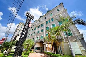 a building with a street sign in front of it at OHYA Chain Boutique Motel-Xinying in Xinying