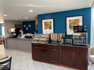 un comptoir de nourriture dans un restaurant aux murs bleus dans l'établissement Scenic Hills Inn, à Branson