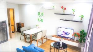 Sala de estar con mesa de comedor y TV en Ecobay Halong -Mountain view and near Marina beach en Ha Long