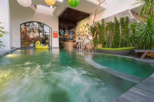 Bazen v nastanitvi oz. blizu nastanitve Hoang Trinh Hotel