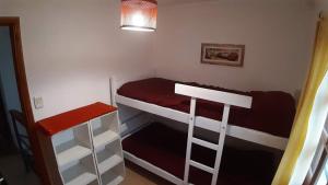 een kleine kamer met 2 stapelbedden en een ladder bij Amancay in Tandil