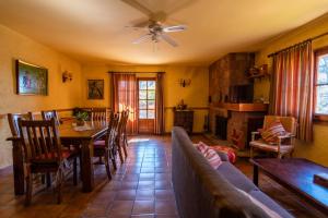 TV a/nebo společenská místnost v ubytování EVA & TRAVEL - El Bosquet de Prades