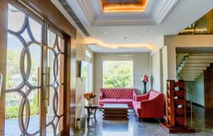 Posezení v ubytování juSTa Palampur Resort & Convention Centre