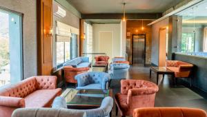 Posezení v ubytování juSTa Palampur Resort & Convention Centre