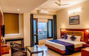 Postel nebo postele na pokoji v ubytování juSTa Palampur Resort & Convention Centre