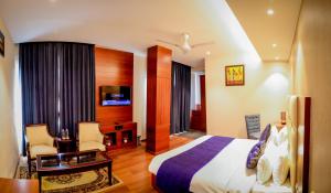 Postel nebo postele na pokoji v ubytování juSTa Palampur Resort & Convention Centre