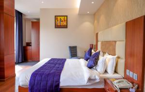 Postel nebo postele na pokoji v ubytování juSTa Palampur Resort & Convention Centre