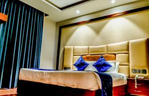 Postel nebo postele na pokoji v ubytování juSTa Palampur Resort & Convention Centre