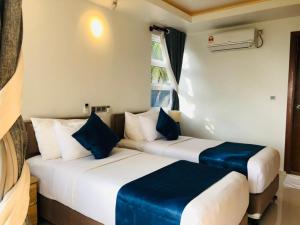 Letto o letti in una camera di Reef Edge Thulusdhoo, Maldives