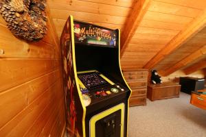 eine Videospiel-Arcade-Maschine in einem Zimmer in der Unterkunft A Walk in the Clouds in Sevierville