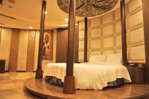 1 dormitorio con 1 cama grande en una habitación en OHYA Chain Boutique Motel-Yongkang, en Yongkang