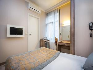 Postel nebo postele na pokoji v ubytování Fatih Hotel Corner