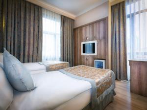 Postel nebo postele na pokoji v ubytování Fatih Hotel Corner