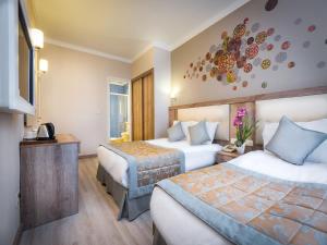 Postel nebo postele na pokoji v ubytování Fatih Hotel Corner