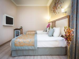 Postel nebo postele na pokoji v ubytování Fatih Hotel Corner