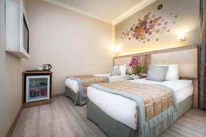 Postel nebo postele na pokoji v ubytování Fatih Hotel Corner